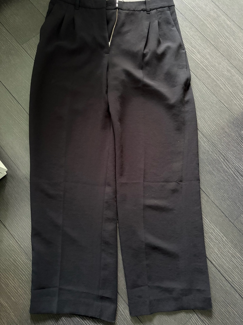 Wilfred Black Pleated Effortless Pants -crisp in colour